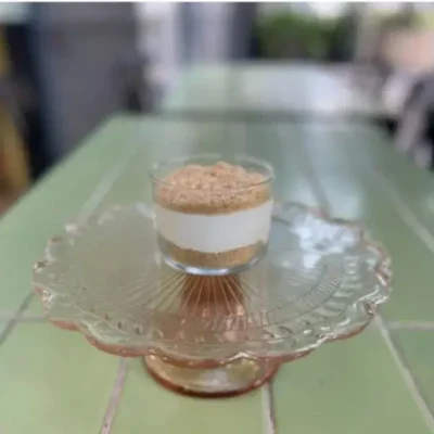 קינוח כוס גבינה פירורים