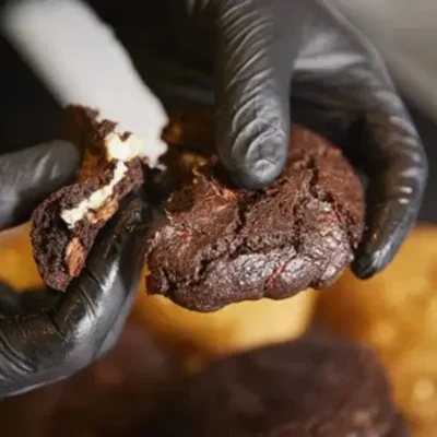 עוגיית ון שטפל כהה (שוקולד לבן בפנים)